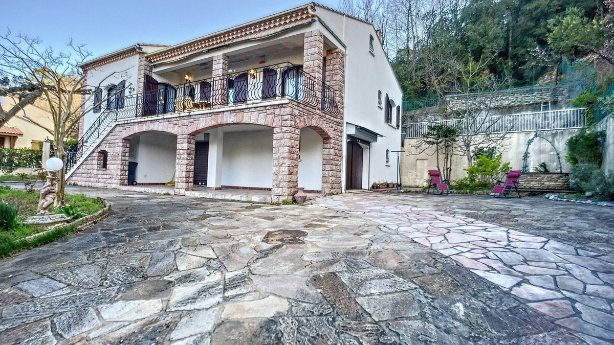 Lamalou-les-Bains House | House F4 with terrace, parking and pets allowed