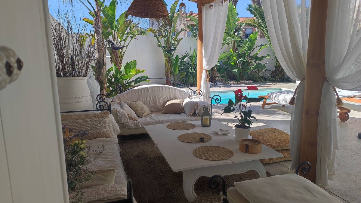 Sant-Vicens House | House for 6 people, 3 bedrooms, 2 bathrooms, 3 WCs, swimming pool, air conditioning and mosquito nets.