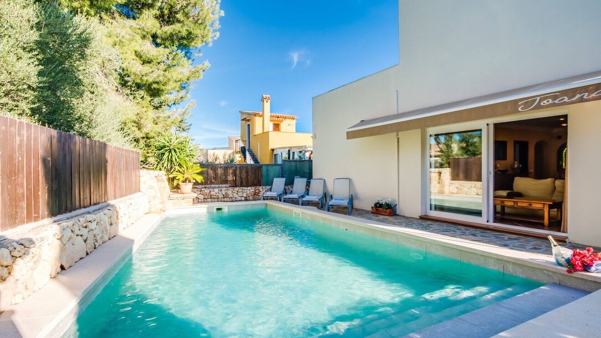 es Bacares Ski Chalet | House in Alcudia Can Jaume with swimming pool