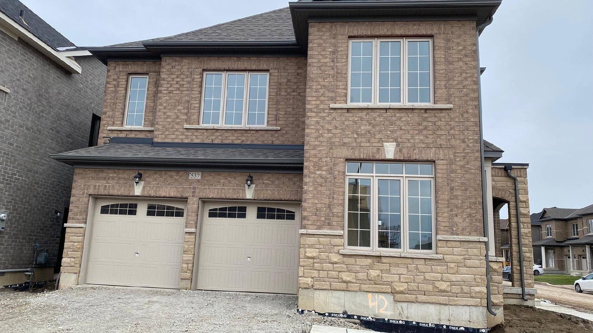 Brampton House | House in Brampton with Private Parking