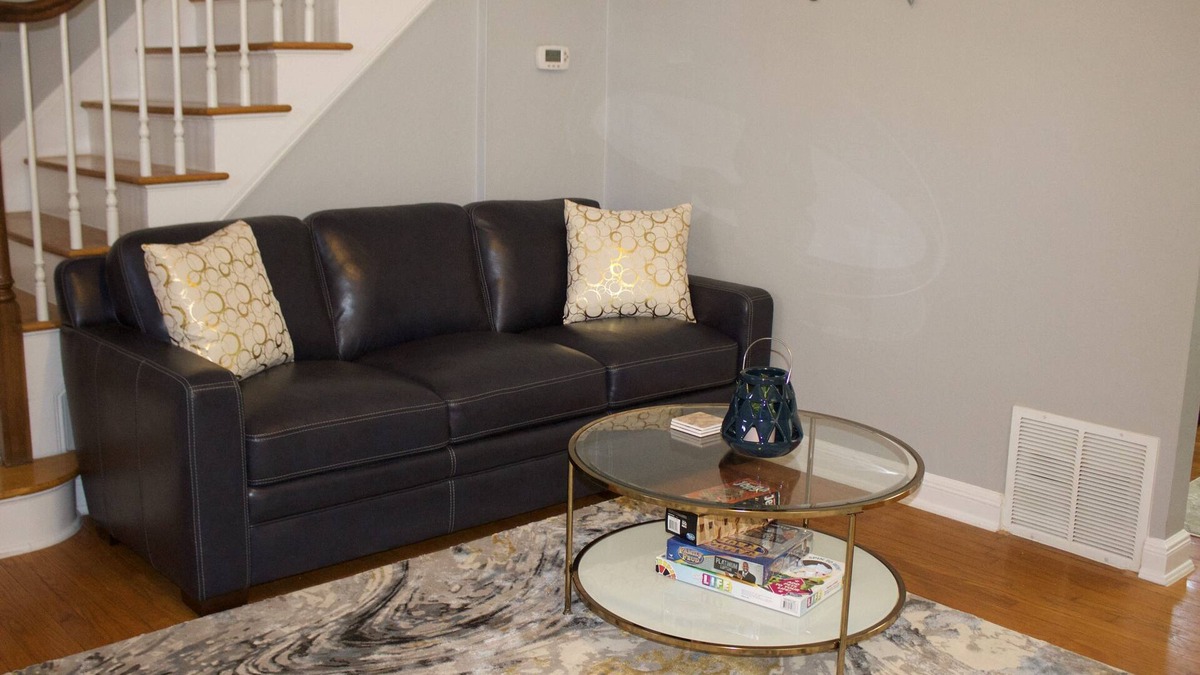 St. Louis House | House in Dogtown walking distance to the Zoo and Restaurants