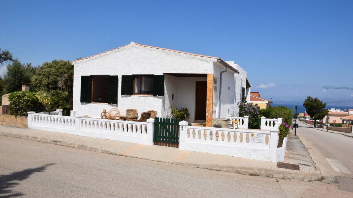 Urbanizacion Mont Ferrutx Ski Chalet | House in a quiet village on the coast.