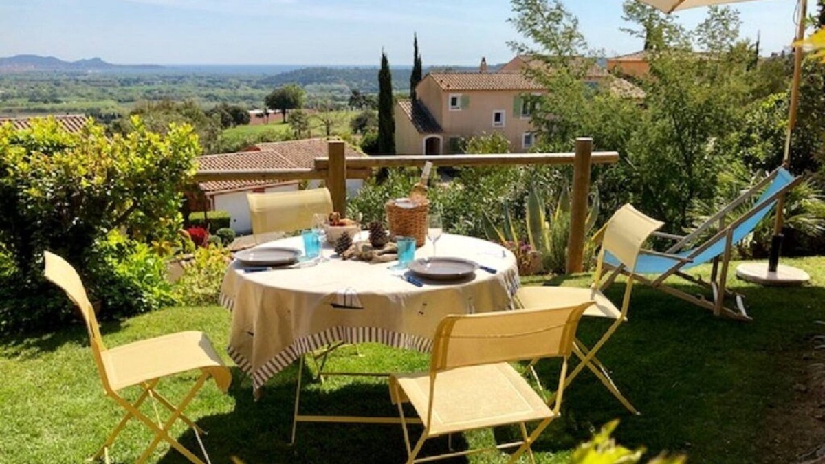 La Rouviere House | House in estate with swimming pool, tennis, near golf course and 15 min from beaches!