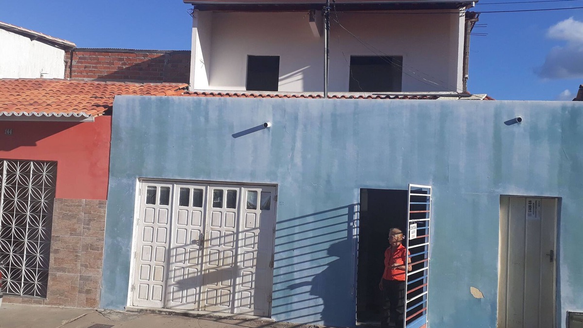 Itaberaba House | HOUSE IN FRONT OF A GARDEN CALLED: SQUARE OF THE ANTS WITH 1ST FLOOR.