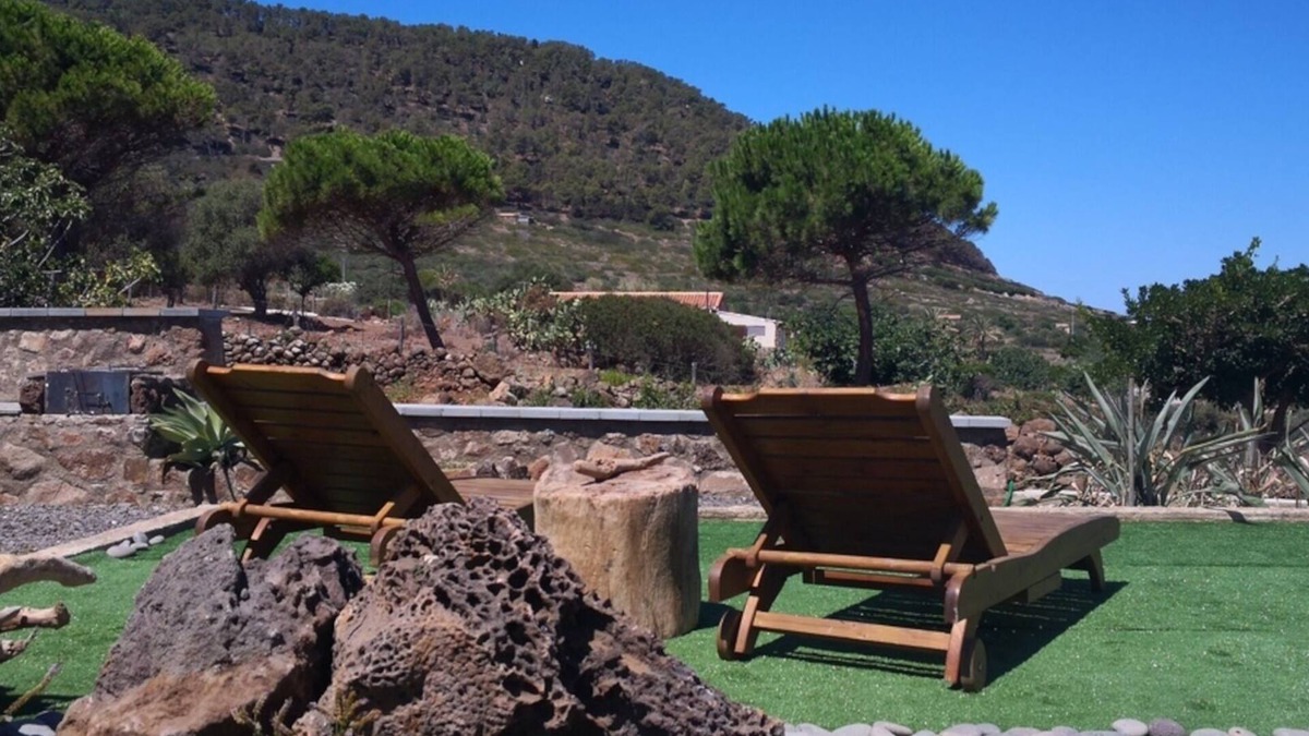 Ustica Apartment | House in front of an aromatic garden with barbecue space, dedicated solarium and outdoor shower.