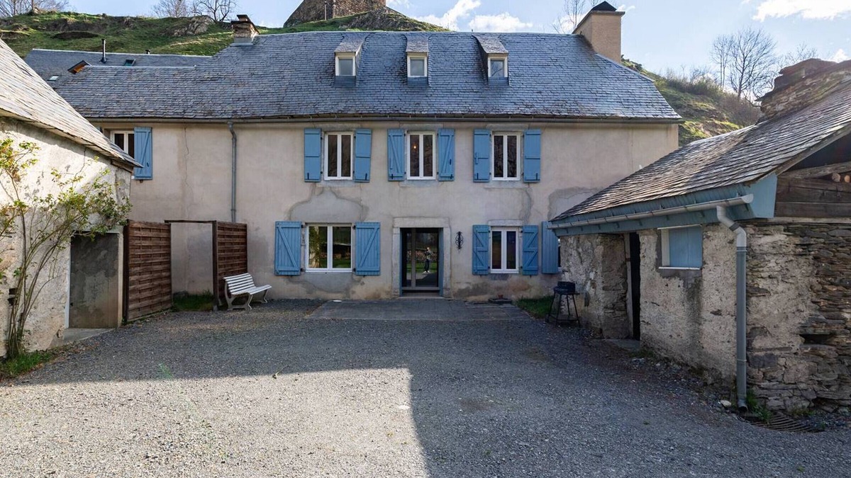 Peyragudes House | House in Genos for 8, near lake, garden and wood stove