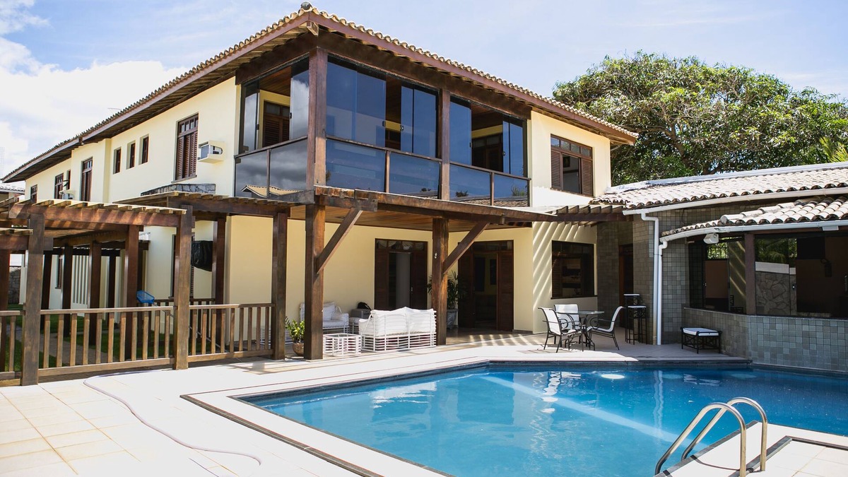 Guarajuba House | House in Guarajuba, Bahia. 10 rooms, 150m from the beach, recreation area and garage.