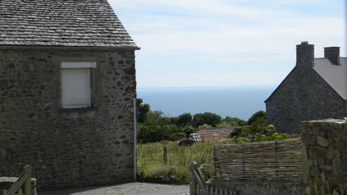 Herqueville Cottage | House in La Hague with enclosed garden, parking and pets allowed