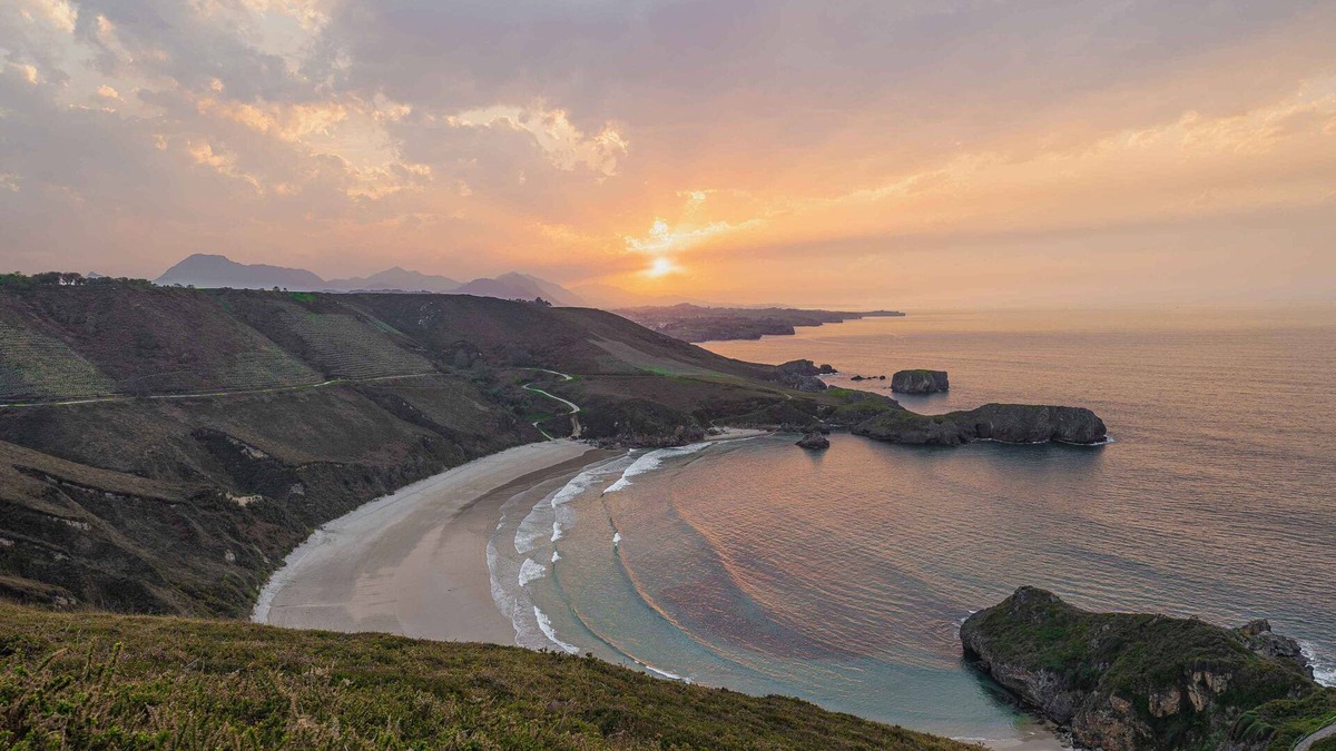 Niembro House | House in Llanes next to the beach, Niembro. Private parking and views.