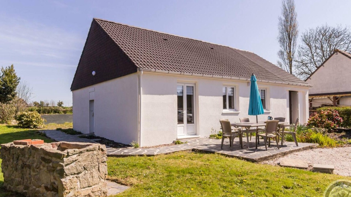 Anneville-en-Saire Cottage | House in Normandy, sunny terrace, pets allowed