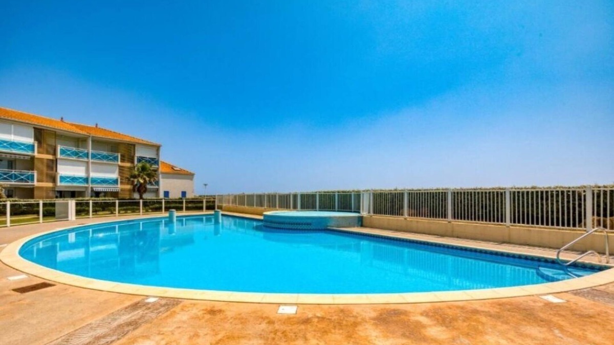 Frontignan House | House in residence with swimming pool and direct access to the beach