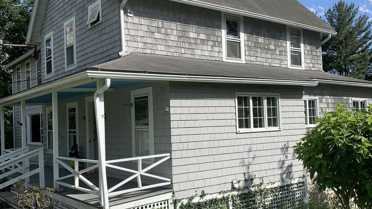 Lakeville House | House in the center of Lakeville.