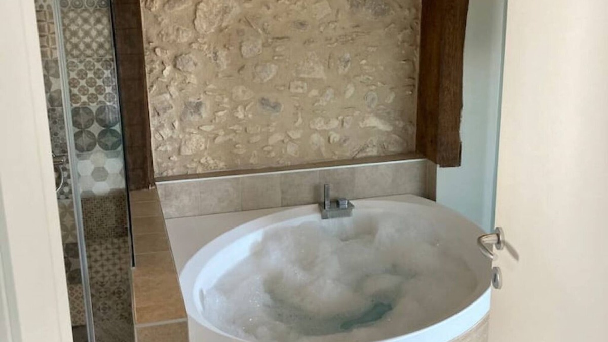 Caprino Veronese Apartment | House in the green near Lake Garda with hot tub