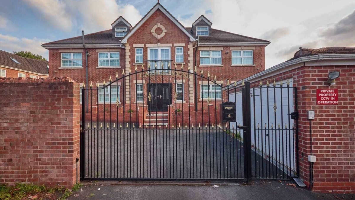 Tyldesley House | House In the Heart of town 15 min from Manchester City. (Sleeps 15+)