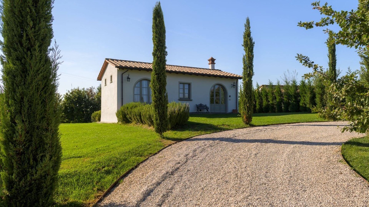 Lucignano Villa | House in the heart of Tuscany with A/C and pool!