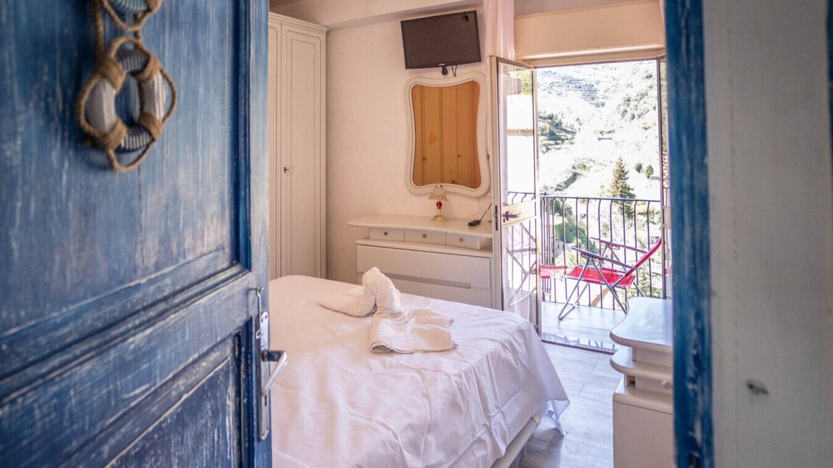 Itala Apartment | House in the mountains near the sea