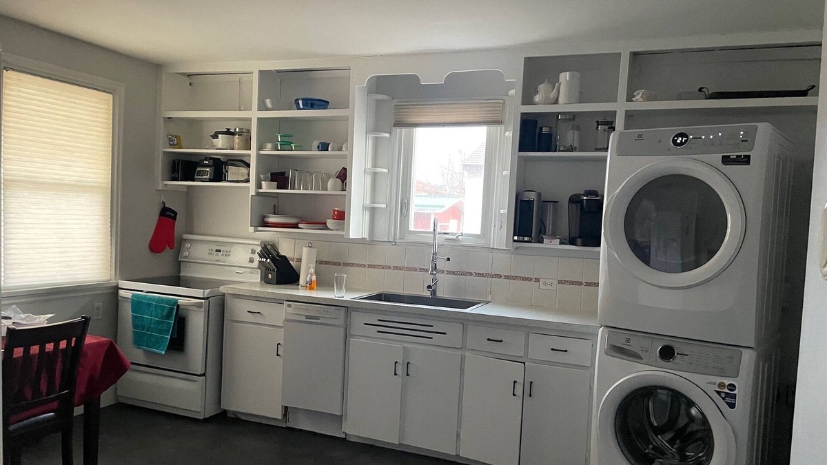 Castlegar House | House near amenities, grocery store, coffee shops, Columbia river, ski hills
