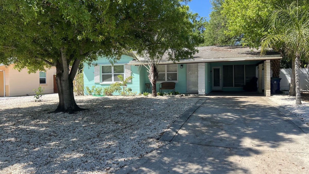 South Pinellas Community Council House | House near BEACH. 5min over in the bridge to beautiful Redington and Madeira Bch