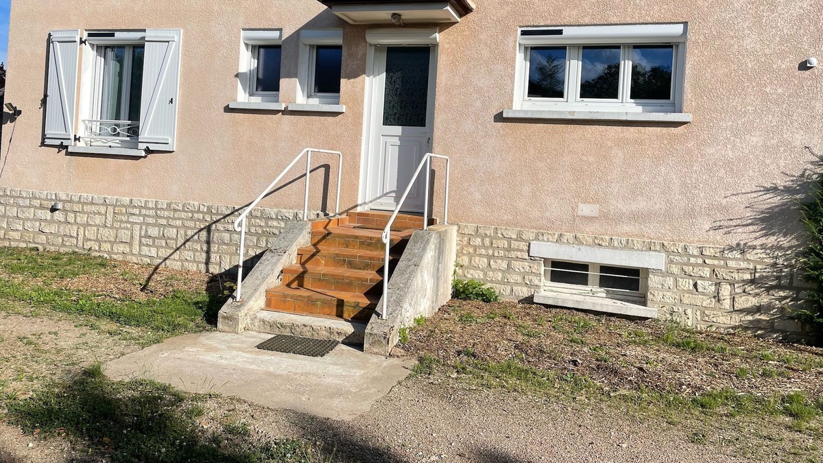 Champs-sur-Yonne House | House near Chablis between Vézelay and Guédelon, with courtyard and garden, quiet.