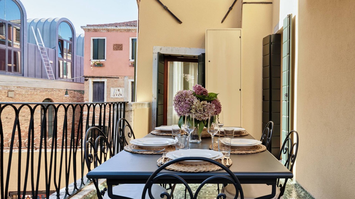 Dorsoduro Apartment | House of Guardians - Bright Apartment for 6 with Wonderful Terrace