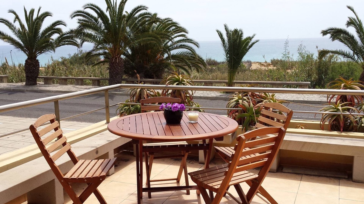 Vila Baleira House | House of modern and cozy holiday situated on the beachfront, near the center