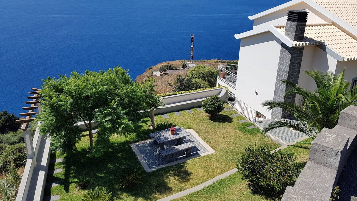 Paul do Mar House | House of the Lion | Family Retreat | Kid's Friendly | Incredible Views | Free WIFI