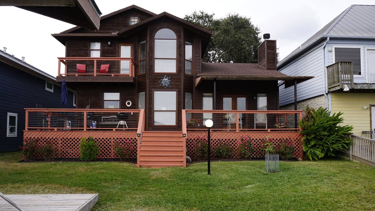 Clear Water Point House | House of the Sun is a luxurious setting for beautiful views of Lake Conroe.