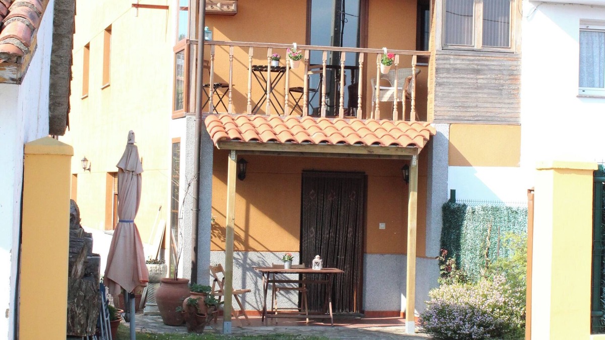 Muros de Nalon House | House on the beach, ideal for families with garden and private parking.