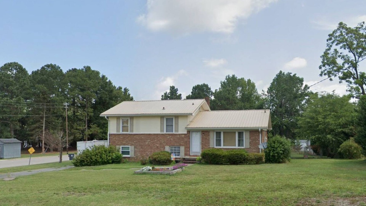 Zebulon House | House on the Hill , 5 beds, 2 baths, 2 living rooms, close to downtown Zebulon