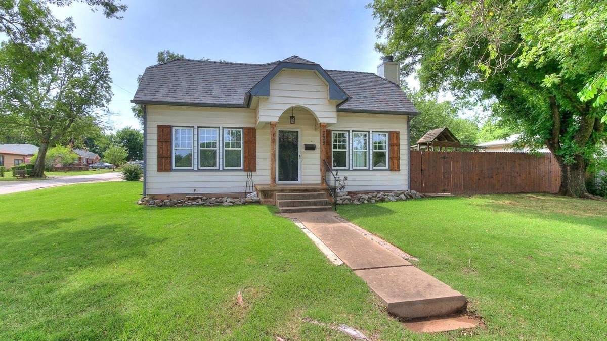 Edmond House | House on The Hill in the Heart of Edmond