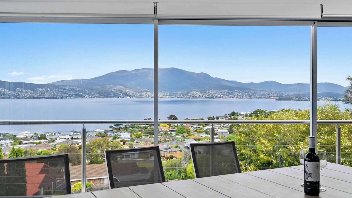 Howrah House | "House on the Hillside" with City Views Sleeps 12