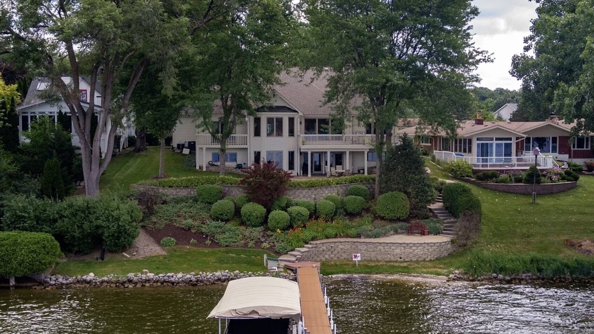Lake Villa House | House on the lake
