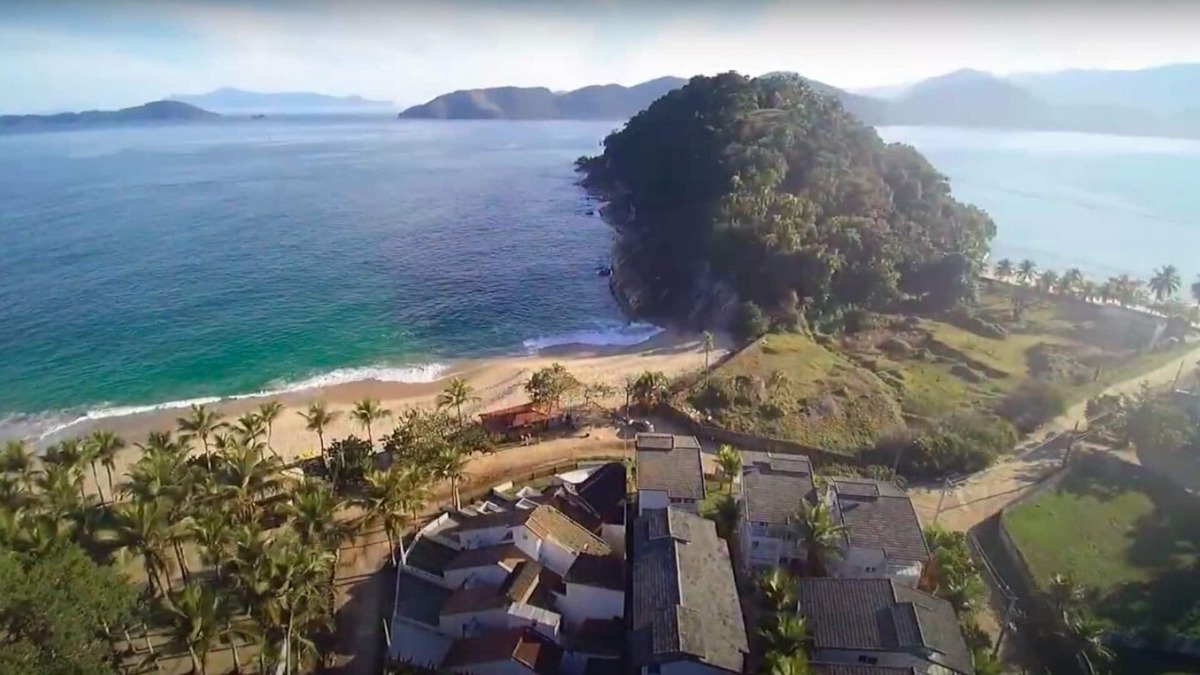 Lazaro House | House on the sand in Ubatuba, 30m from Sununga beach and 100m from Lázaro beach.