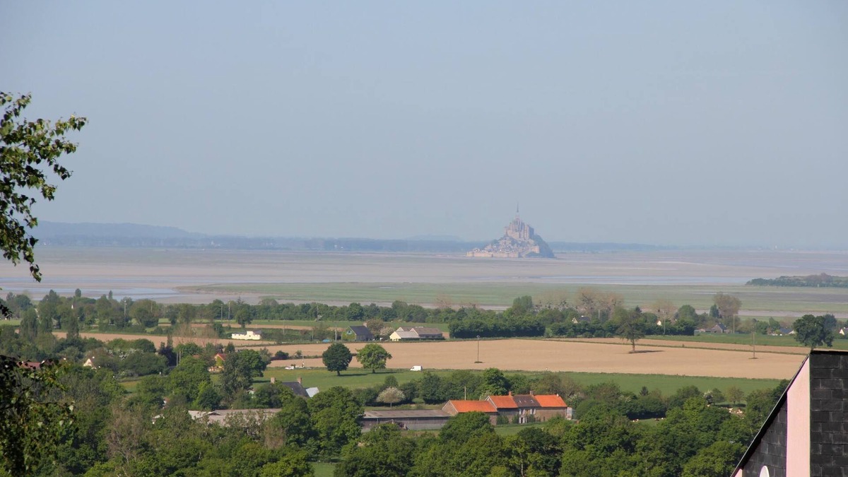 Le Val-Saint-Pere House | House overlooking the bay of Mont Saint Michel. 4/10 people. Private tennis.
