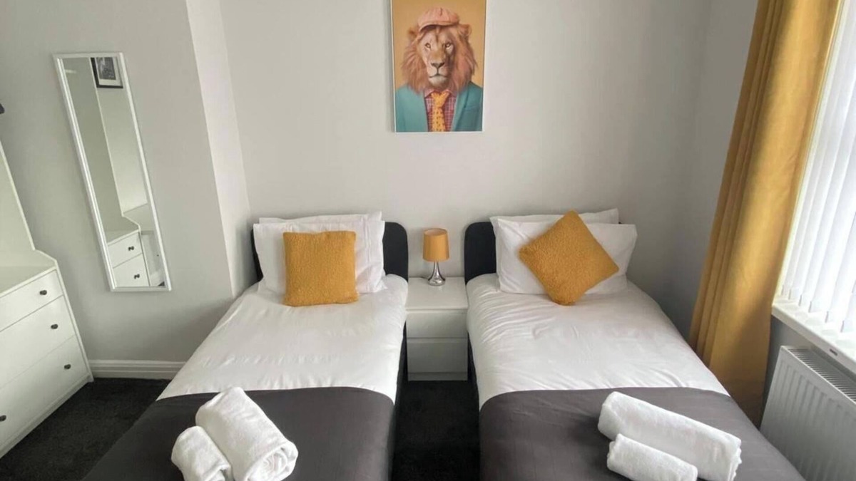 Newcastle-upon-Tyne House | House - Sleeps 6 - Pet friendly - Parking