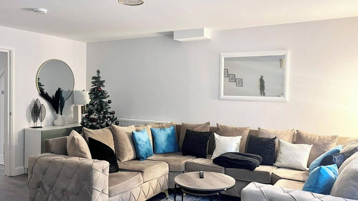 Petham House | House - Sleeps 12 - Hot tub - Pool table - Parking