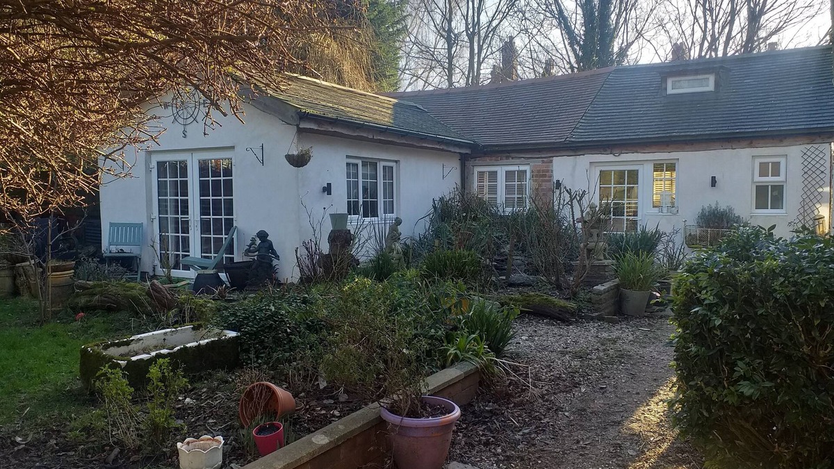 Hull Cottage | House - Sleeps 2, pet friendly & free parking