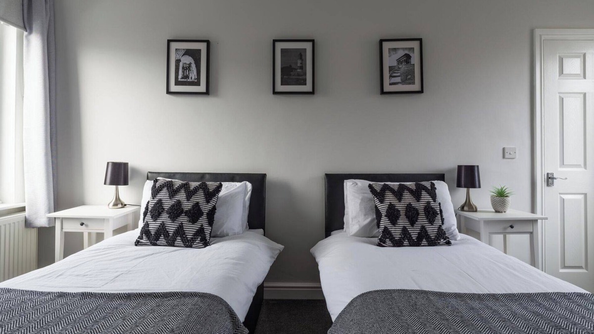 Ashington House | House - Sleeps 4 - Pet friendly - Parking - Garden