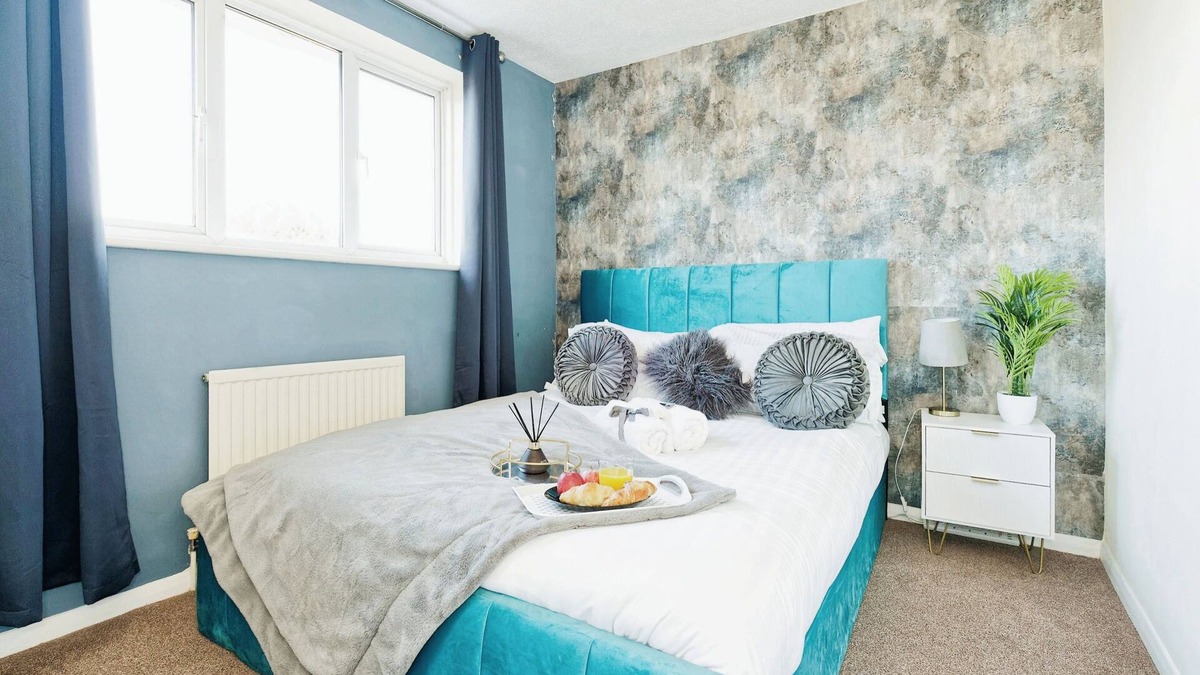 Broad Oak House | House - Sleeps 6 - Garden - Parking