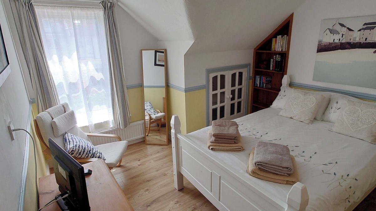 Bexhill-on-Sea House | House - Sleeps 8 - Pet friendly - Garden - Parking