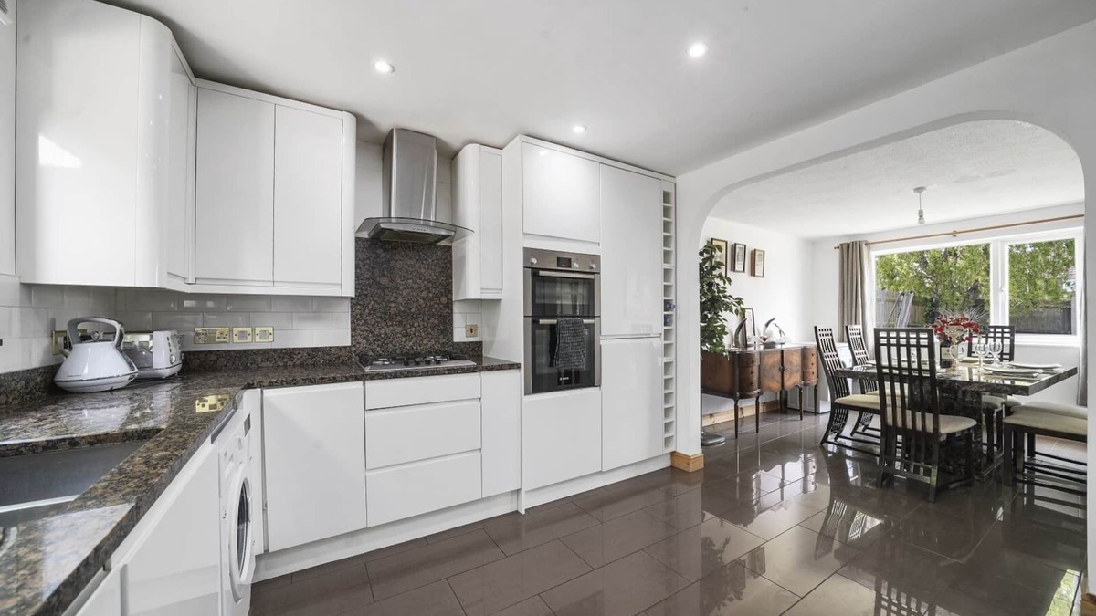 Larkfield House | House - Sleeps 8 & on-site parking