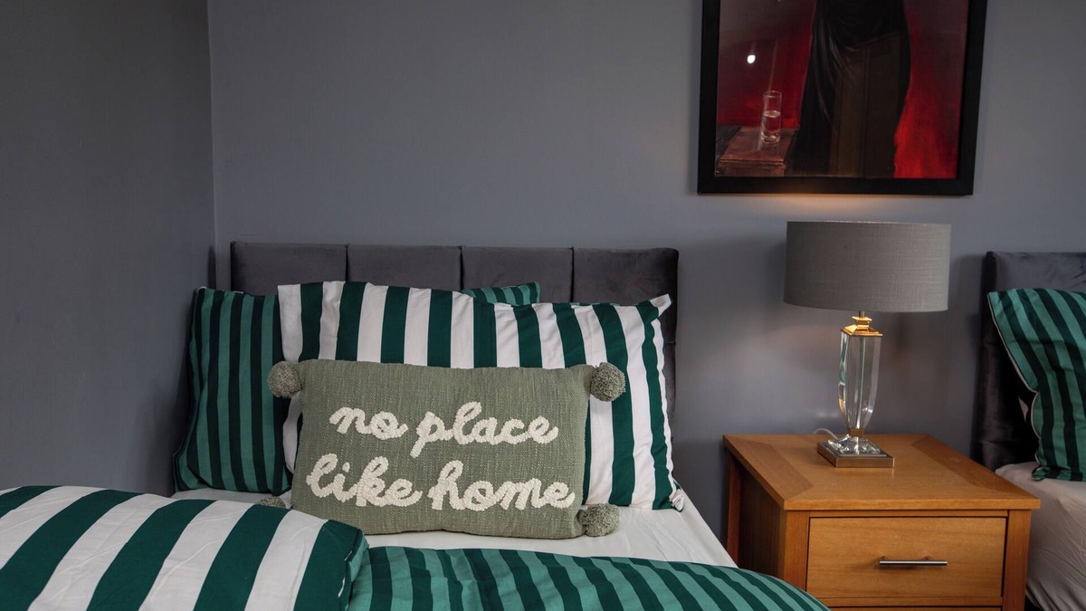 Sheffield House | House -Sleeps 8, parking, suitable for contractors