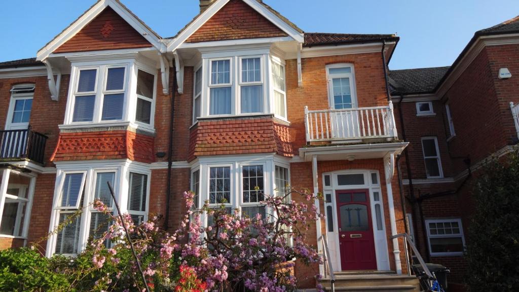 Bexhill-on-Sea House | House - Sleeps 8 - Pet friendly - Garden - Parking
