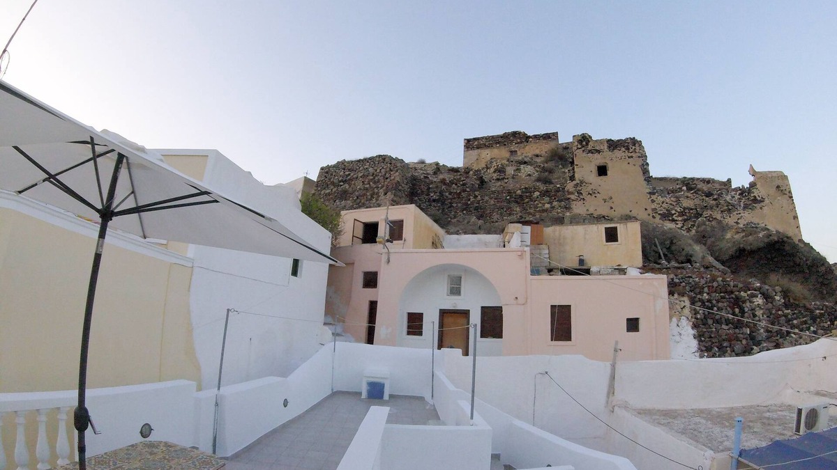 Akrotiri House | house under the castle