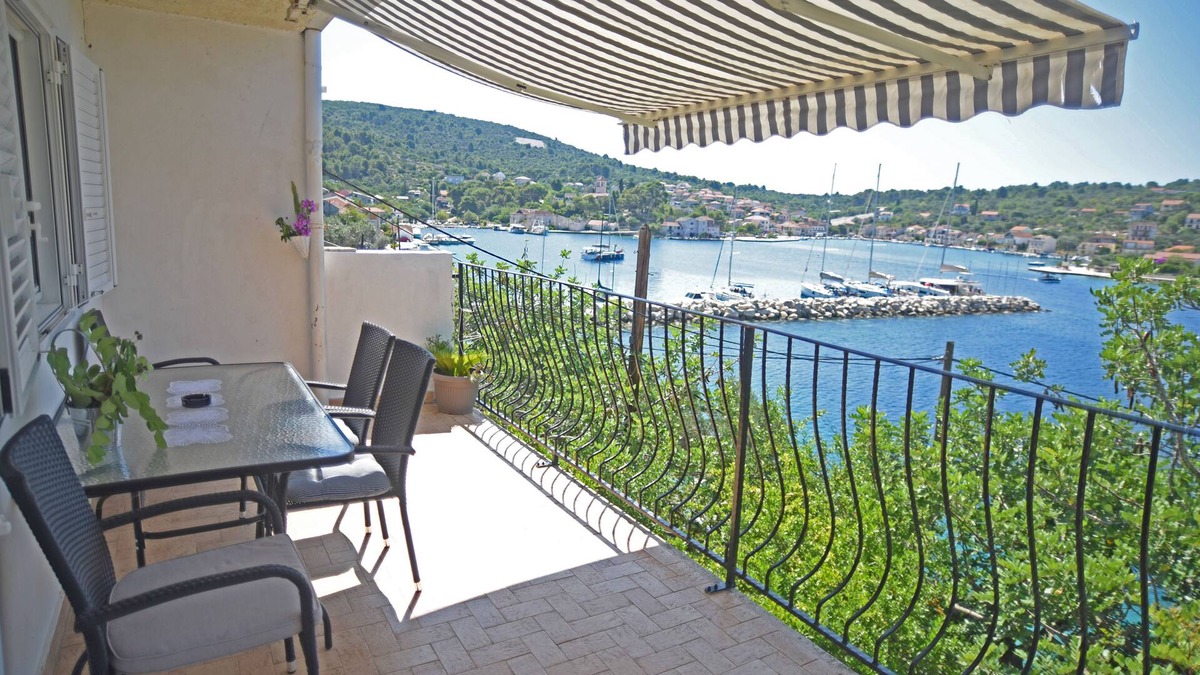 Veliki Drvenik House | House VERONIKA,sea views, charming terrace,tranquility and natural beauty.
