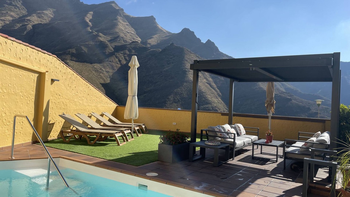 Agaete House | House with heated pool and jacuzzi, groups, families with pets and views.