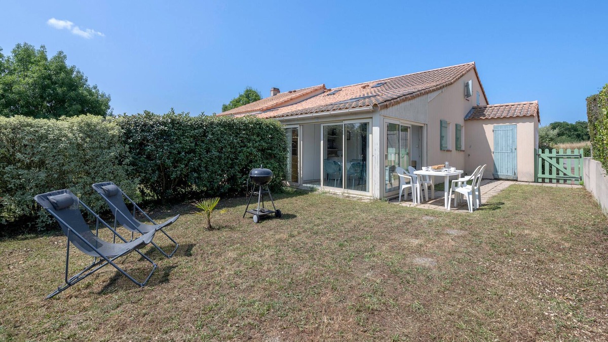 Saint-Michel-Chef-Chef House | House with a pool at 200m from the beach