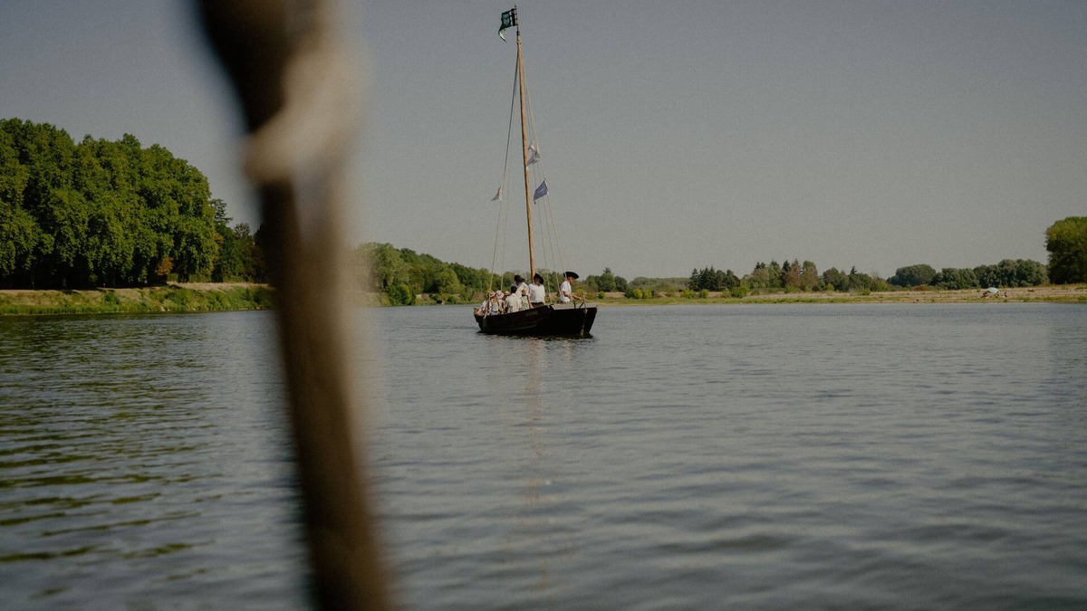 Chateauneuf-sur-Loire House | House with breathtaking views of the wild Loire Loire Valley and Loire by bike