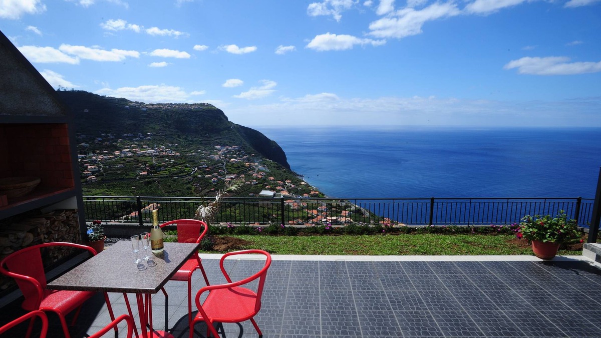Arco da Calheta House | House with 2 bedrooms, sleeps up to 4 people and has cots available