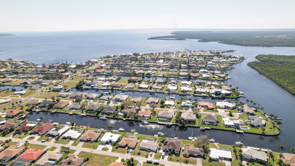 Edgewater House | House With A Boat - Boat, Heated Pool, SUP Boards